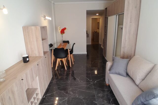 Departamento de 2 ambientes con dependencia de servicio y balcón
