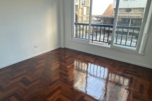 Departamento de 3 ambientes a la calle con Balcón francés. Vista parcial al mar.