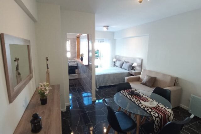 MONOAMBIENTE CON BALCÓN AL FRENTE