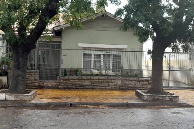 Chalet en PH 4 ambientes con cochera Barrio La Perla.