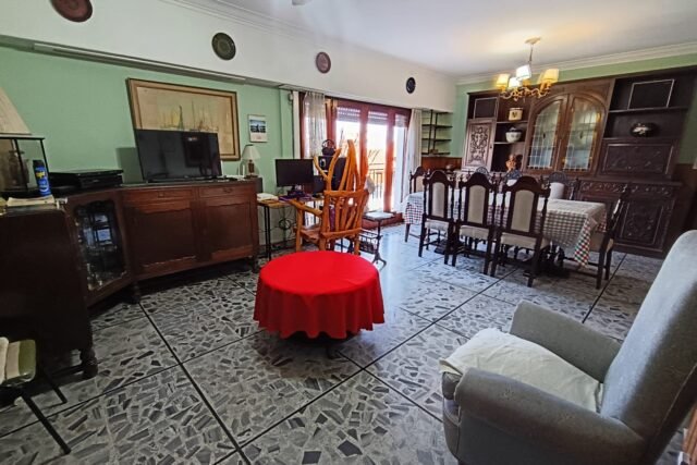 Ph 4 ambientes 1 piso por escalera mas garage y lote.